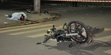 Acidente entre carro e moto deixa um morto e adolescente gravemente ferida