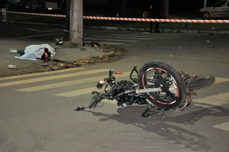 Acidente entre carro e moto deixa um morto e adolescente gravemente ferida