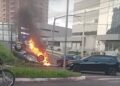 Vídeo: carro capota, pega fogo e fica destruído em acidente na Capital