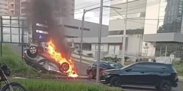 Vídeo: carro capota, pega fogo e fica destruído em acidente na Capital