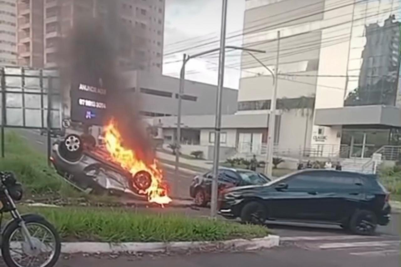 Vídeo: carro capota, pega fogo e fica destruído em acidente na Capital
