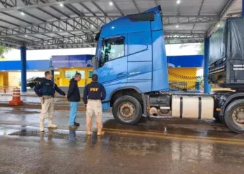 Motorista é preso com carreta roubada na BR-376 e diz que receberia para levar veículo à fronteira