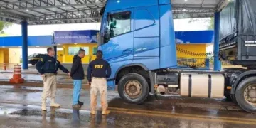 Motorista é preso com carreta roubada na BR-376 e diz que receberia para levar veículo à fronteira