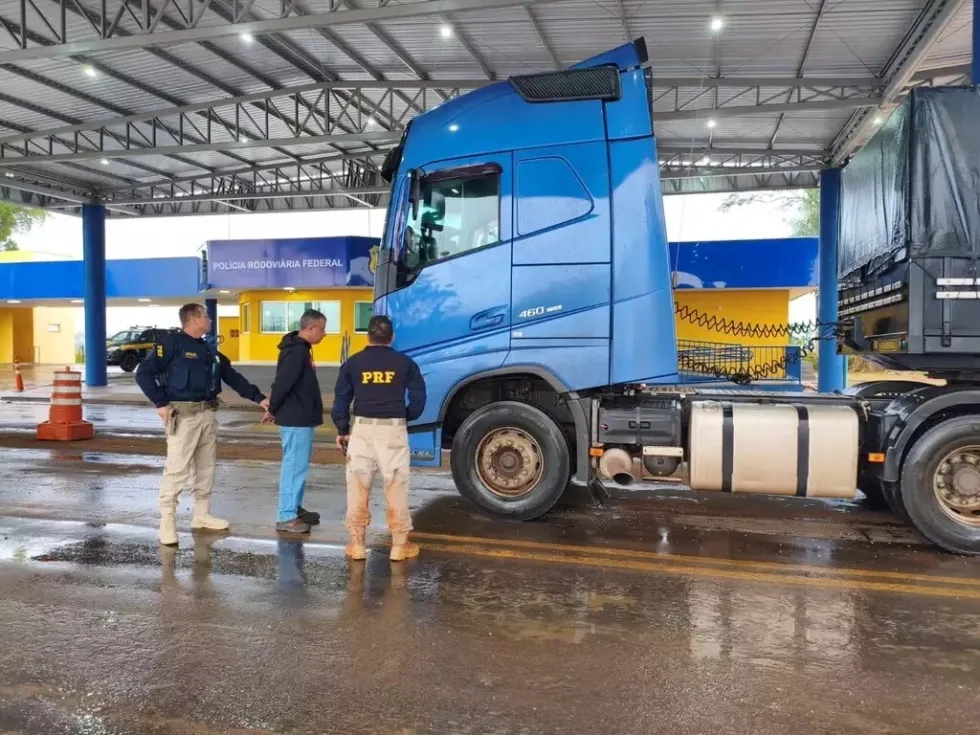 Motorista é preso com carreta roubada na BR-376 e diz que receberia para levar veículo à fronteira