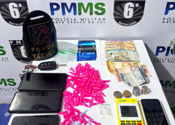 Homem esconde droga em copo térmico e acaba preso em abordagem policial