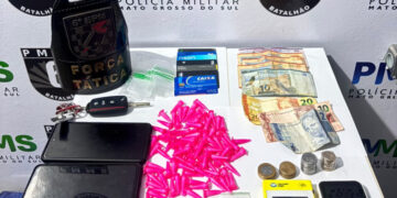Homem esconde droga em copo térmico e acaba preso em abordagem policial
