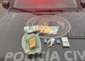 Suspeito é preso com drogas e dinheiro durante ação em bairro da capital Suspeito é preso com drogas e dinheiro durante ação em bairro da capital