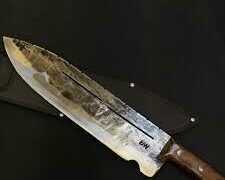 Idoso é atacado com facão dentro de barraco e mulher acaba presa