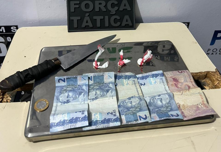 Suspeito de série de furtos é preso com droga e faca