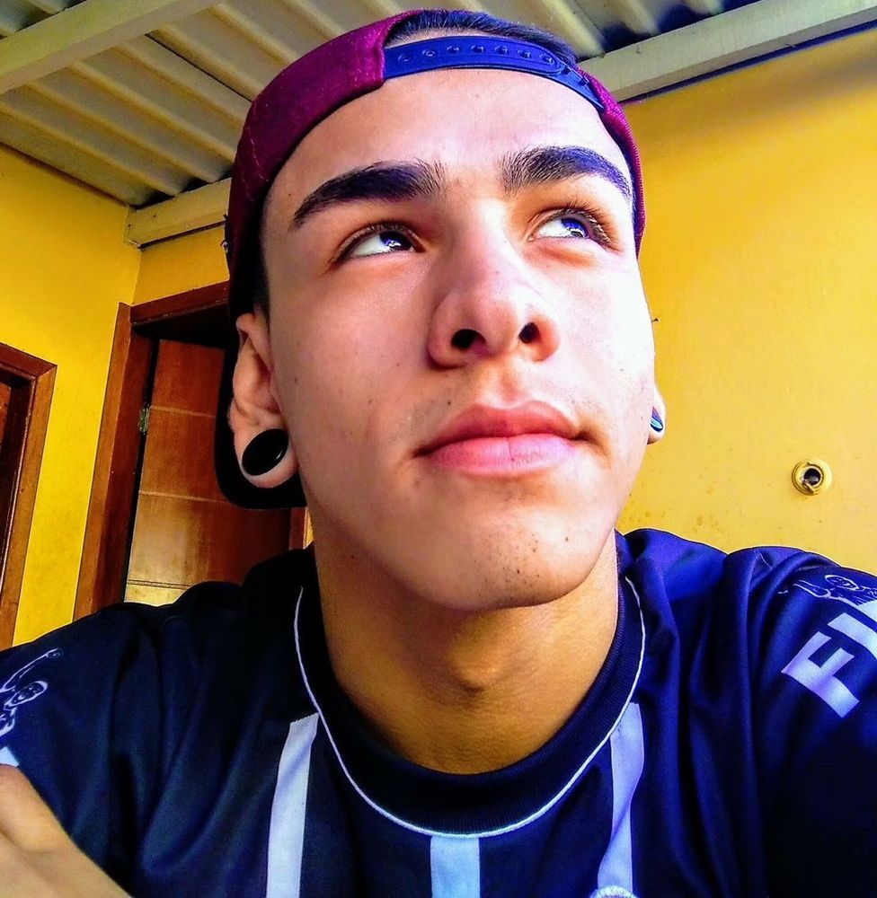 Jovem dono de tabacaria morre após ataque a tiros e funcionário segue internado