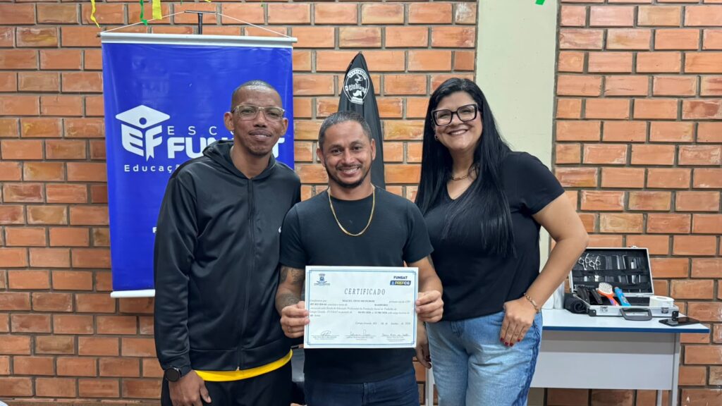 Polo Moreninhas forma primeira turma de barbeiro Polo Moreninhas forma primeira turma de barbeiro