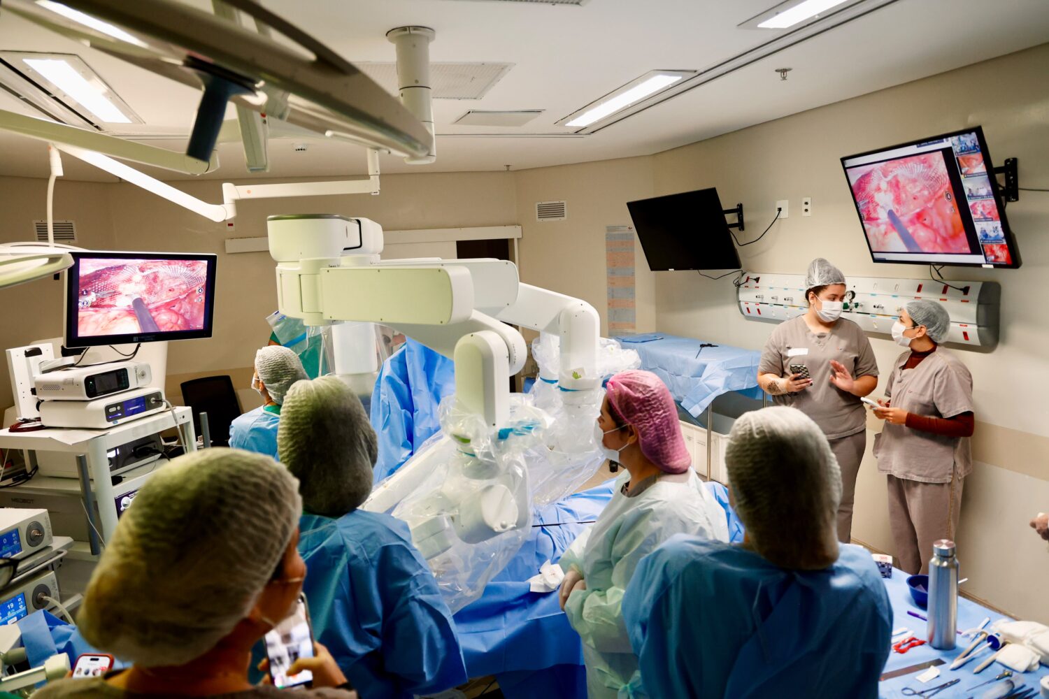 Com 4 cirurgias simultâneas entre 3 países, Hospital Cassems integra projeto inédito de robótica