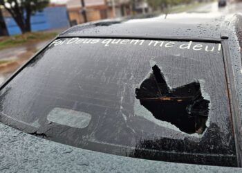 Violência no trânsito: homem é morto com tiro no rosto após bater em carro estacionado Violência no trânsito: homem é morto com tiro no rosto após bater em carro estacionado