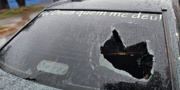 Violência no trânsito: homem é morto com tiro no rosto após bater em carro estacionado