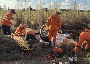 Veículo sai da pista e capota na MS-223 Veículo sai da pista e capota na MS-223