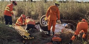 Veículo sai da pista e capota na MS-223