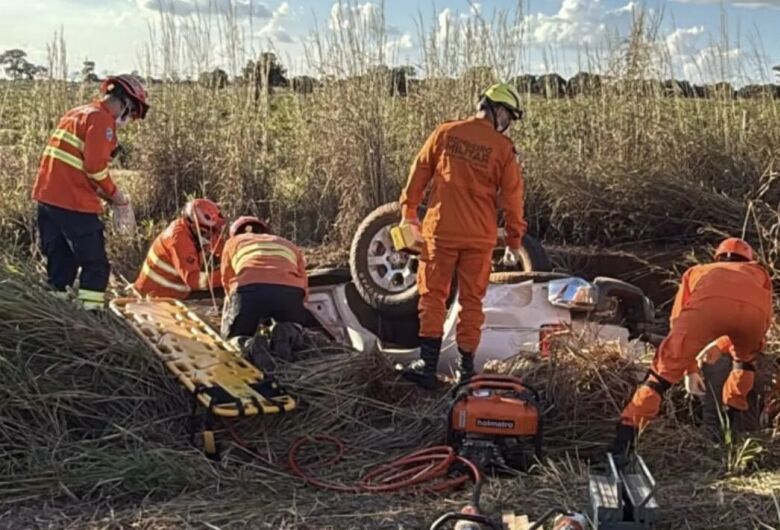 Veículo sai da pista e capota na MS-223