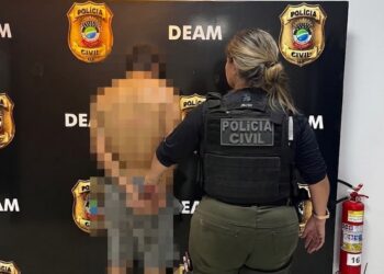 Homem é preso após ameaçar família com arma dentro de casa