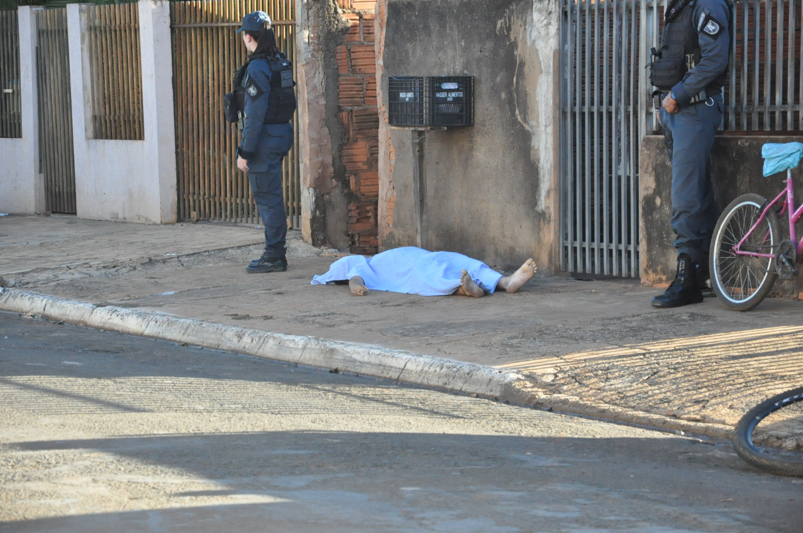 Execução a tiros em plena luz do dia deixa homem morto na rua