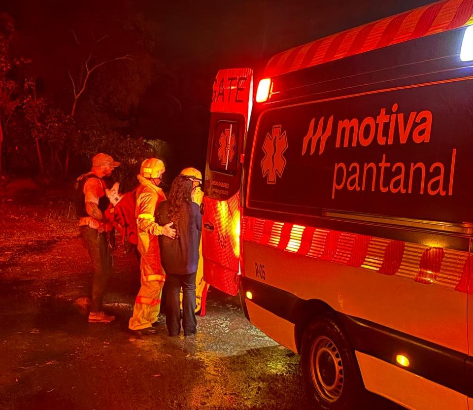 Policiais socorrem vítima de acidente durante transporte de preso na BR-163