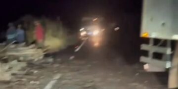 Batida entre caminhões interdita trecho da MS-258