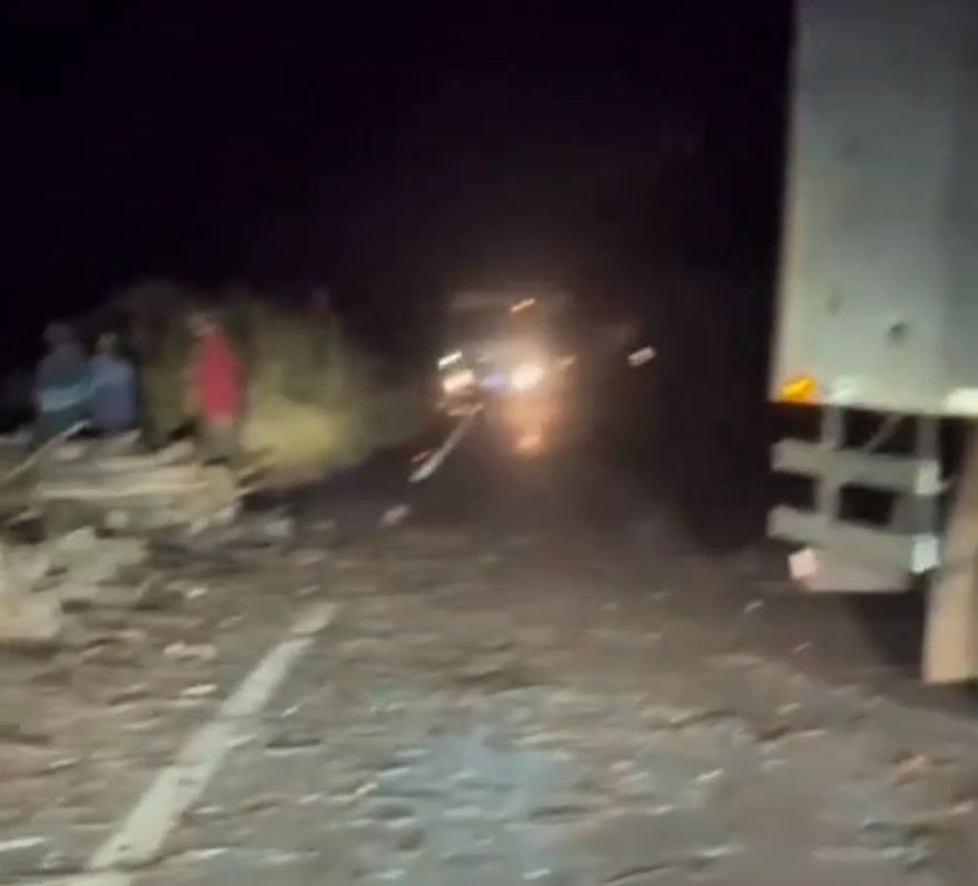 Batida entre caminhões interdita trecho da MS-258
