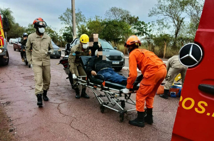 Chuva provoca queda de moto e deixa dois feridos