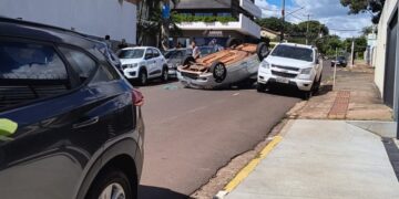 Carro capota em frente à Câmara Municipal de Campo Grande