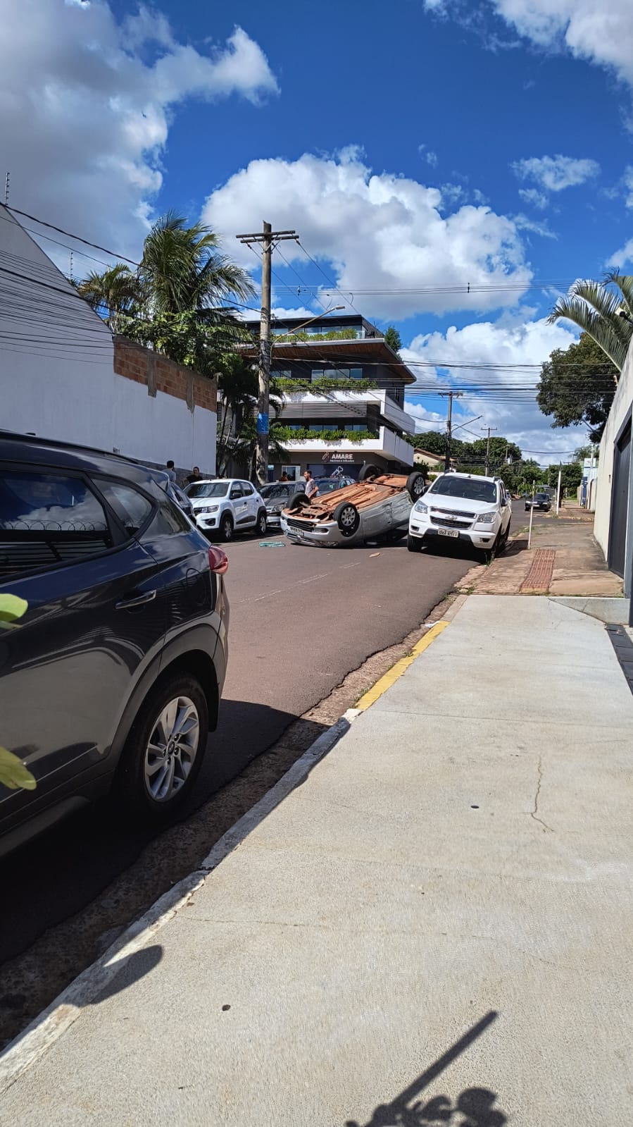 Carro capota em frente à Câmara Municipal de Campo Grande