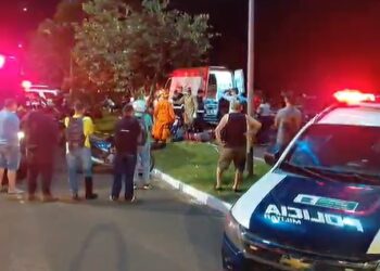 Imagens fortes: jovem morre ao bater moto em árvore e familiares entram em desespero durante socorro