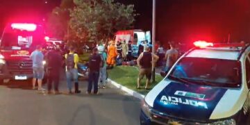 Imagens fortes: jovem morre ao bater moto em árvore e familiares entram em desespero durante socorro