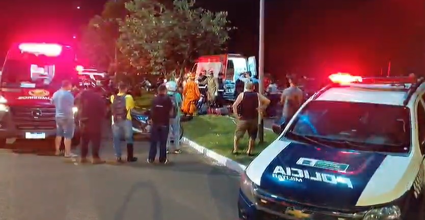 Imagens fortes: jovem morre ao bater moto em árvore e familiares entram em desespero durante socorro