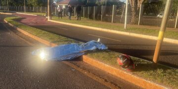 Motociclista morre após perder controle e bater em poste na Duque de Caxias