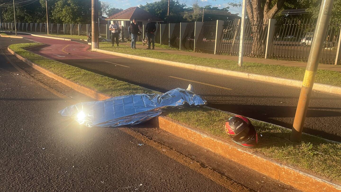 Motociclista morre após perder controle e bater em poste na Duque de Caxias