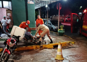 Motociclista fica ferido após queda em cruzamento Motociclista fica ferido após queda em cruzamento