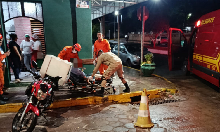 Motociclista fica ferido após queda em cruzamento