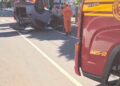 Idosa perde controle, atinge carro estacionado e capota veículo em avenida de Campo Grande