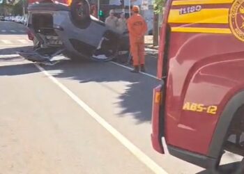 Idosa perde controle, atinge carro estacionado e capota veículo em avenida de Campo Grande