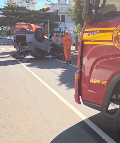 Idosa perde controle, atinge carro estacionado e capota veículo em avenida de Campo Grande