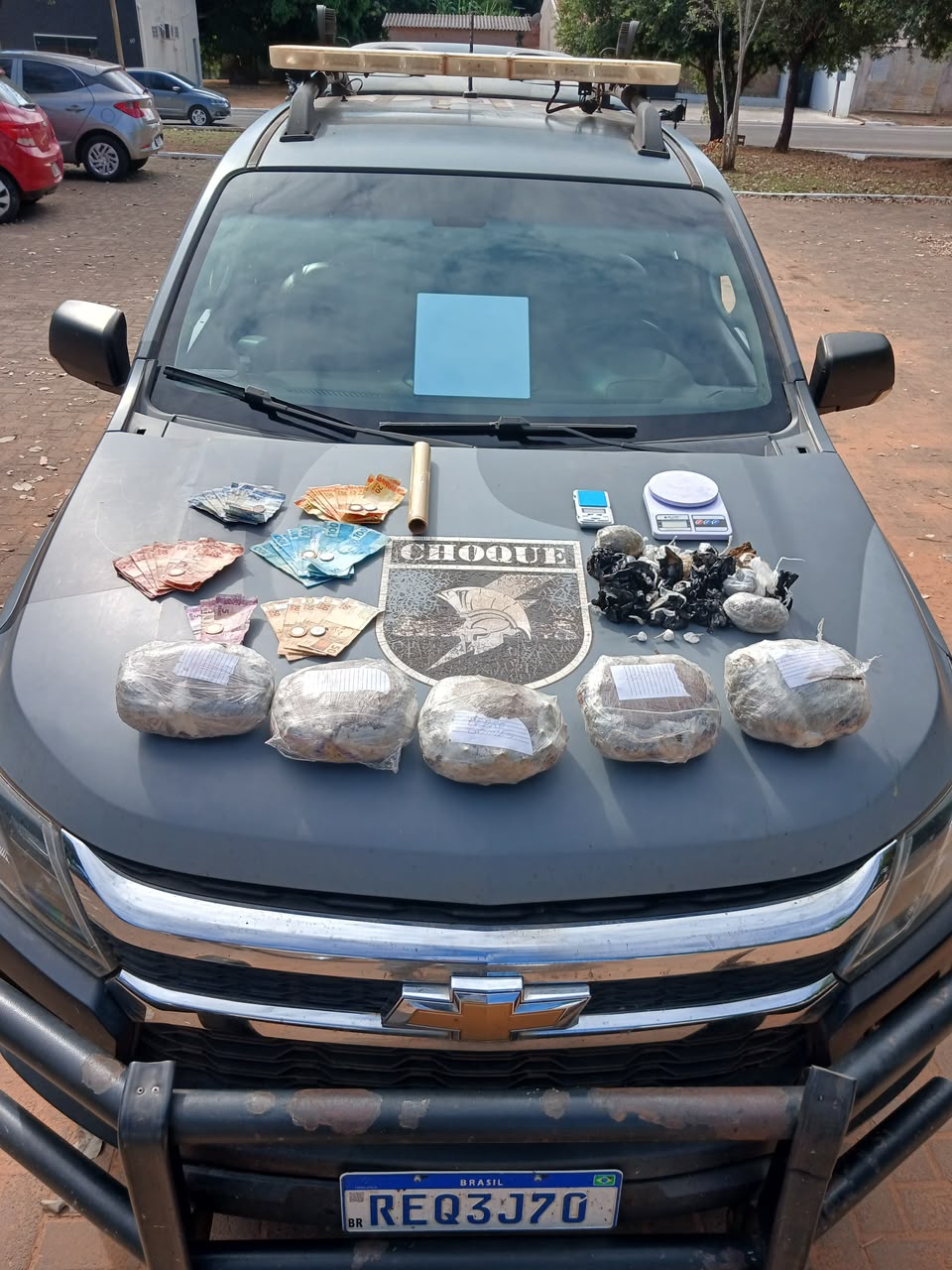Jovem é preso com drogas enterradas no quintal