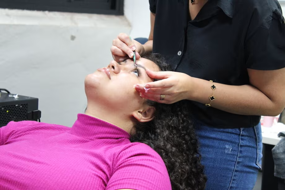 Curso gratuito ensina extensão de cílios no Marcos Roberto 