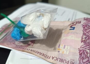 Tentativa de disfarce falha e mulher é presa com cocaína durante ação da PM