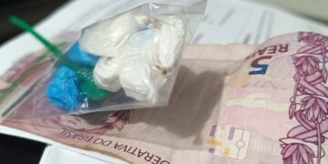 Tentativa de disfarce falha e mulher é presa com cocaína durante ação da PM