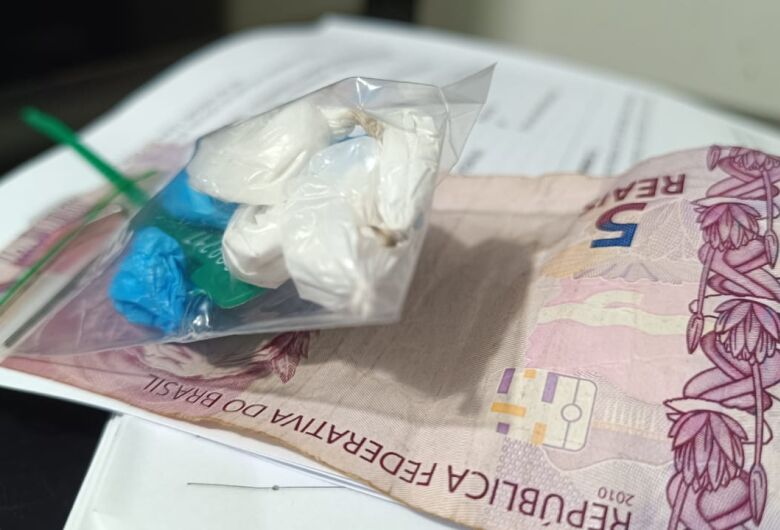 Tentativa de disfarce falha e mulher é presa com cocaína durante ação da PM