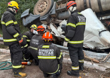 Motorista morre após carreta tombar em rotatória Motorista morre após carreta tombar em rotatória