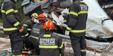 Motorista morre após carreta tombar em rotatória