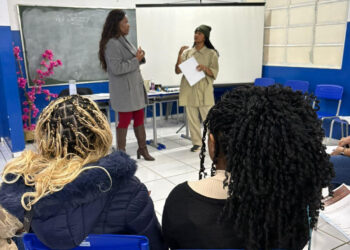 Curso gratuito de tranças capacita jovens no CRAS Canguru 