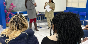 Curso gratuito de tranças capacita jovens no CRAS Canguru 