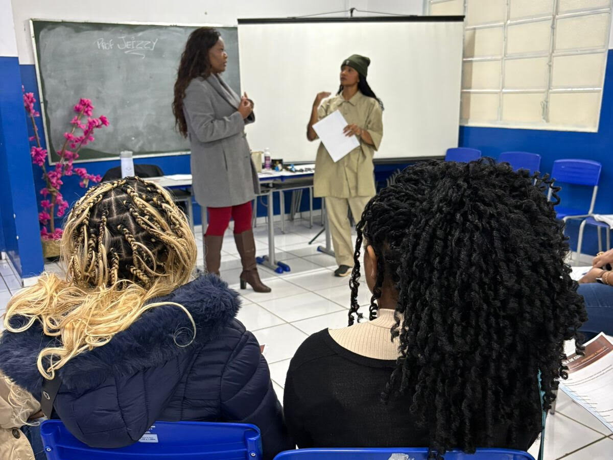 Curso gratuito de tranças capacita jovens no CRAS Canguru 