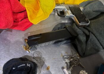 Polícia apreende arma, munições e roupas usadas em ataque que deixou um morto em tabacaria